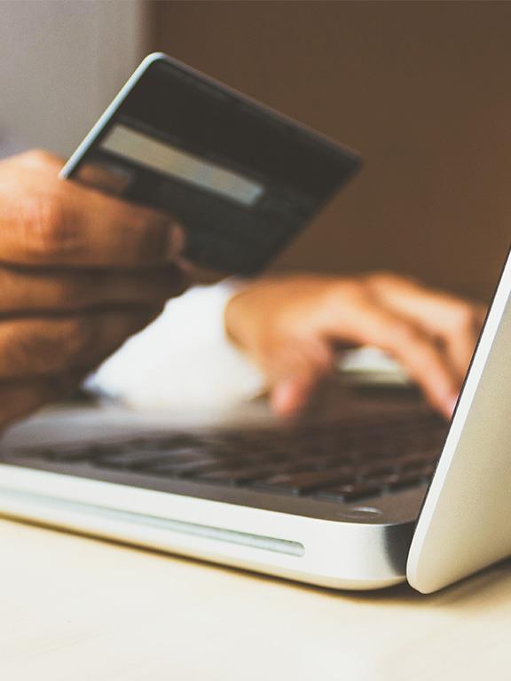 Persona  pidiendo un crédito por internet